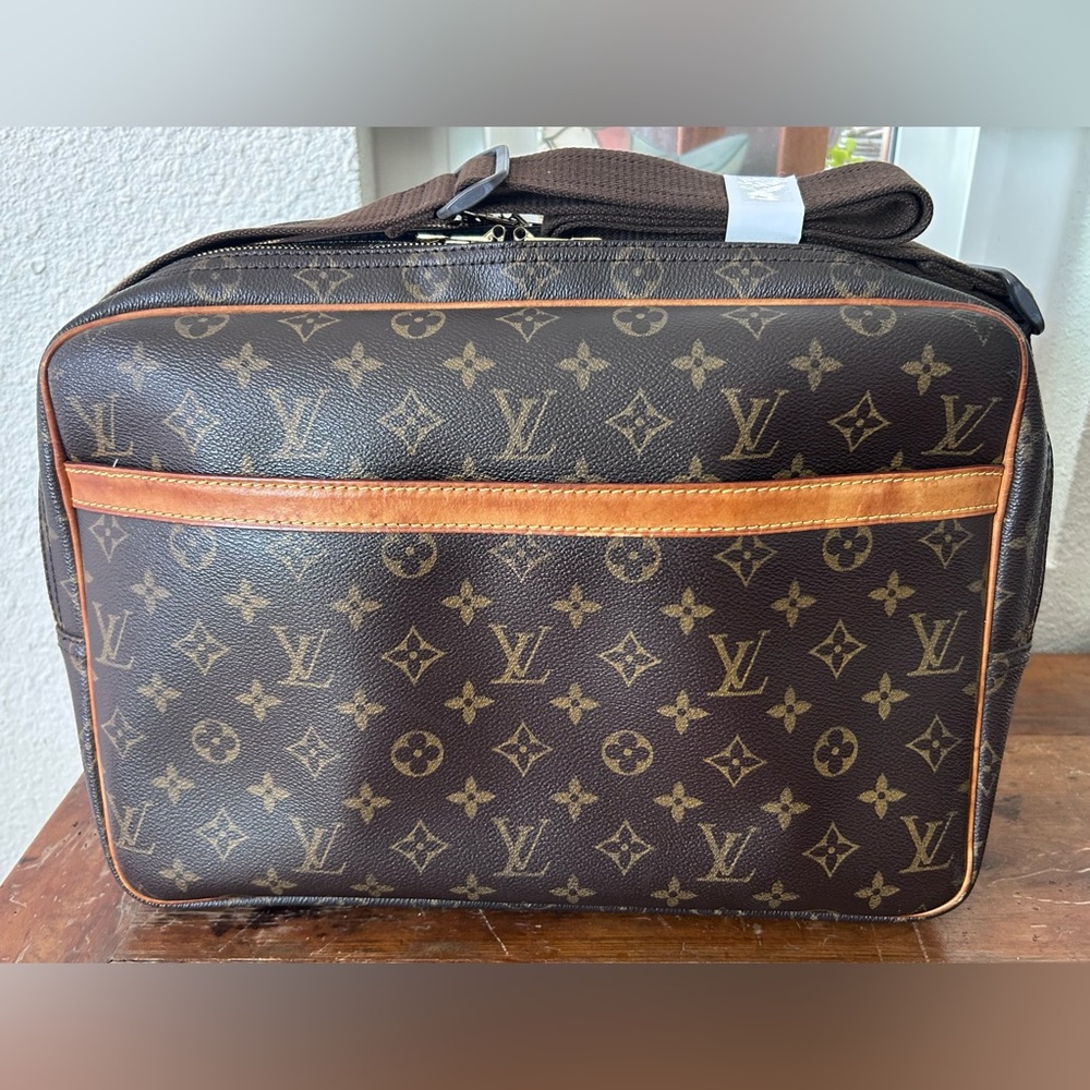 Louis Vuitton Reporter GM Crossbody - 100% Authentic